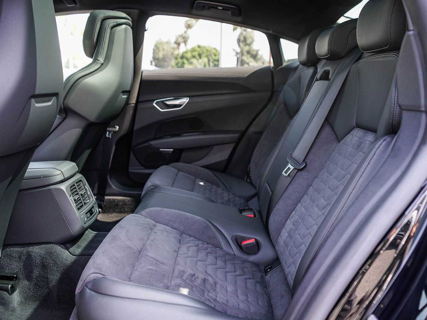 Thumbnail: 2022 Audi e-tron GT - 18