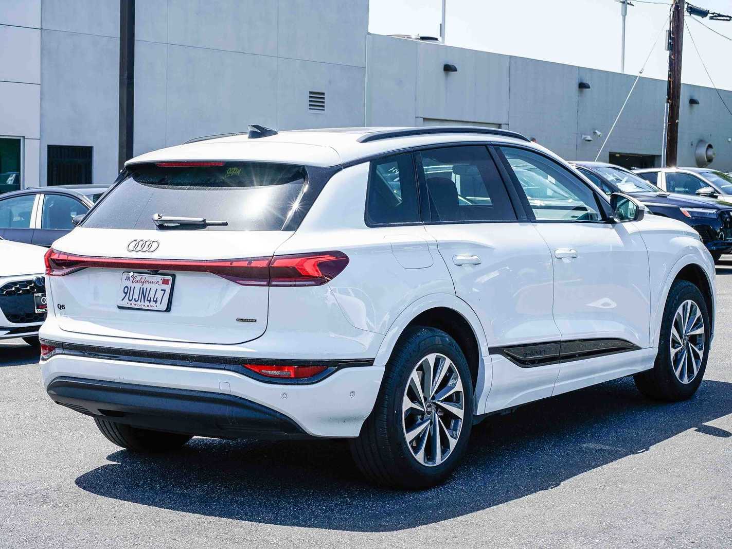 Thumbnail: 2025 Audi Q6 e-tron - 4