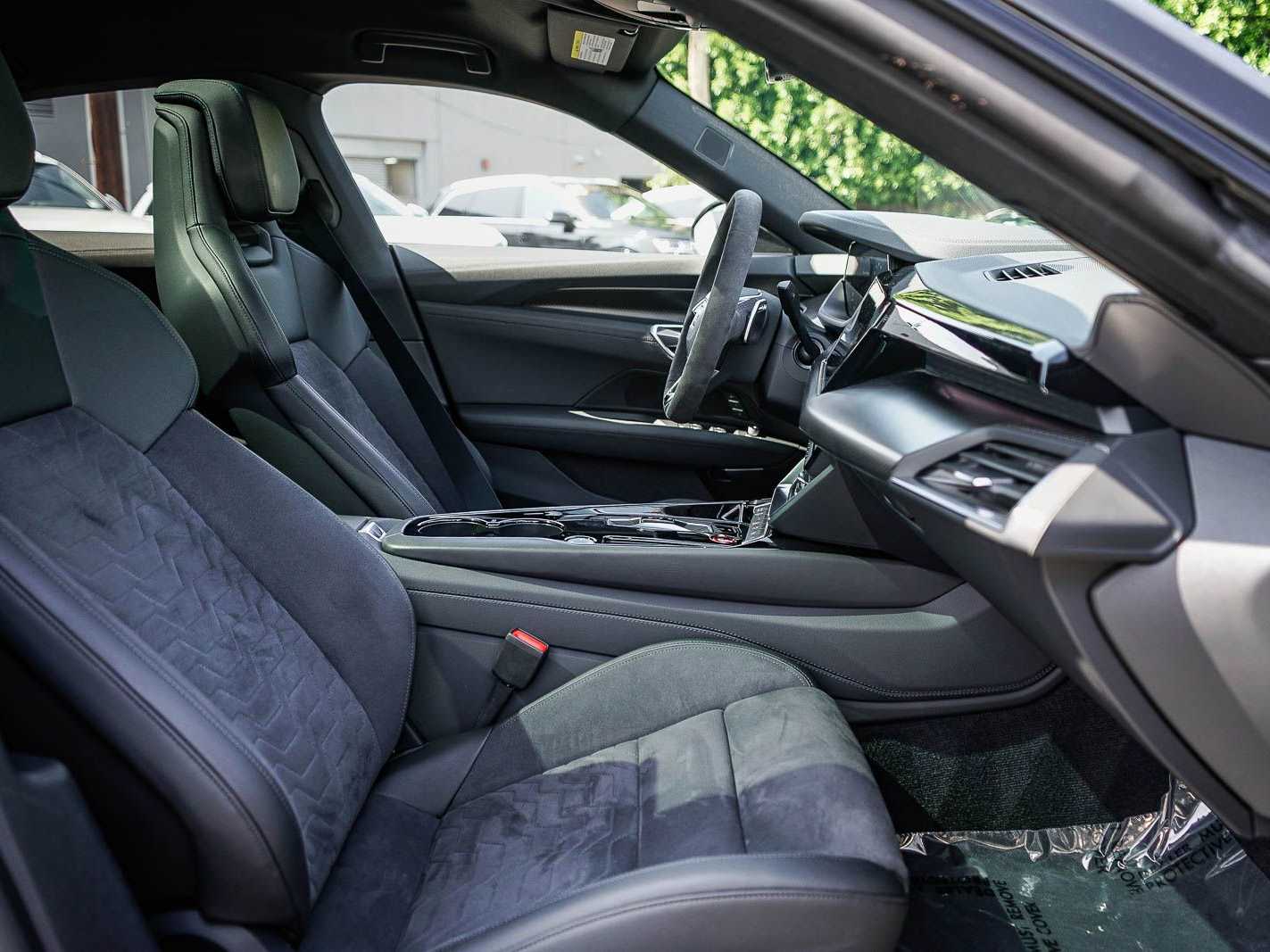 Thumbnail: 2022 Audi e-tron GT - 16