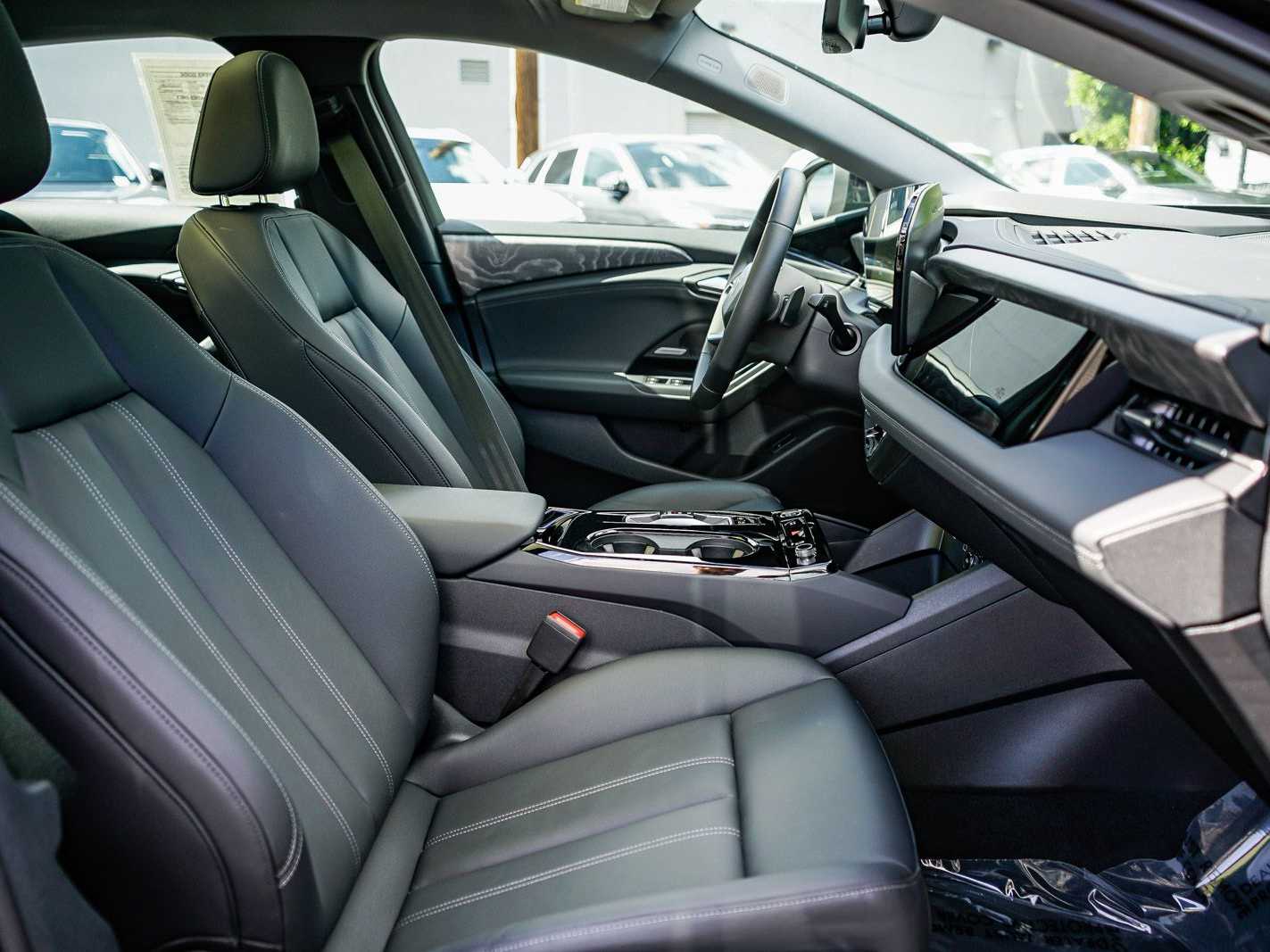 Thumbnail: 2025 Audi e-tron - 16