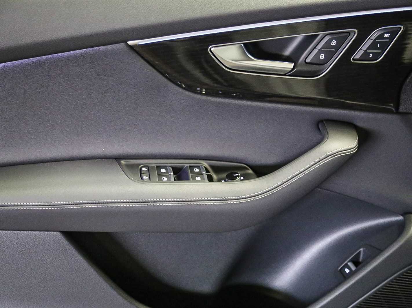 Thumbnail: 2026 Audi Q8 - 18