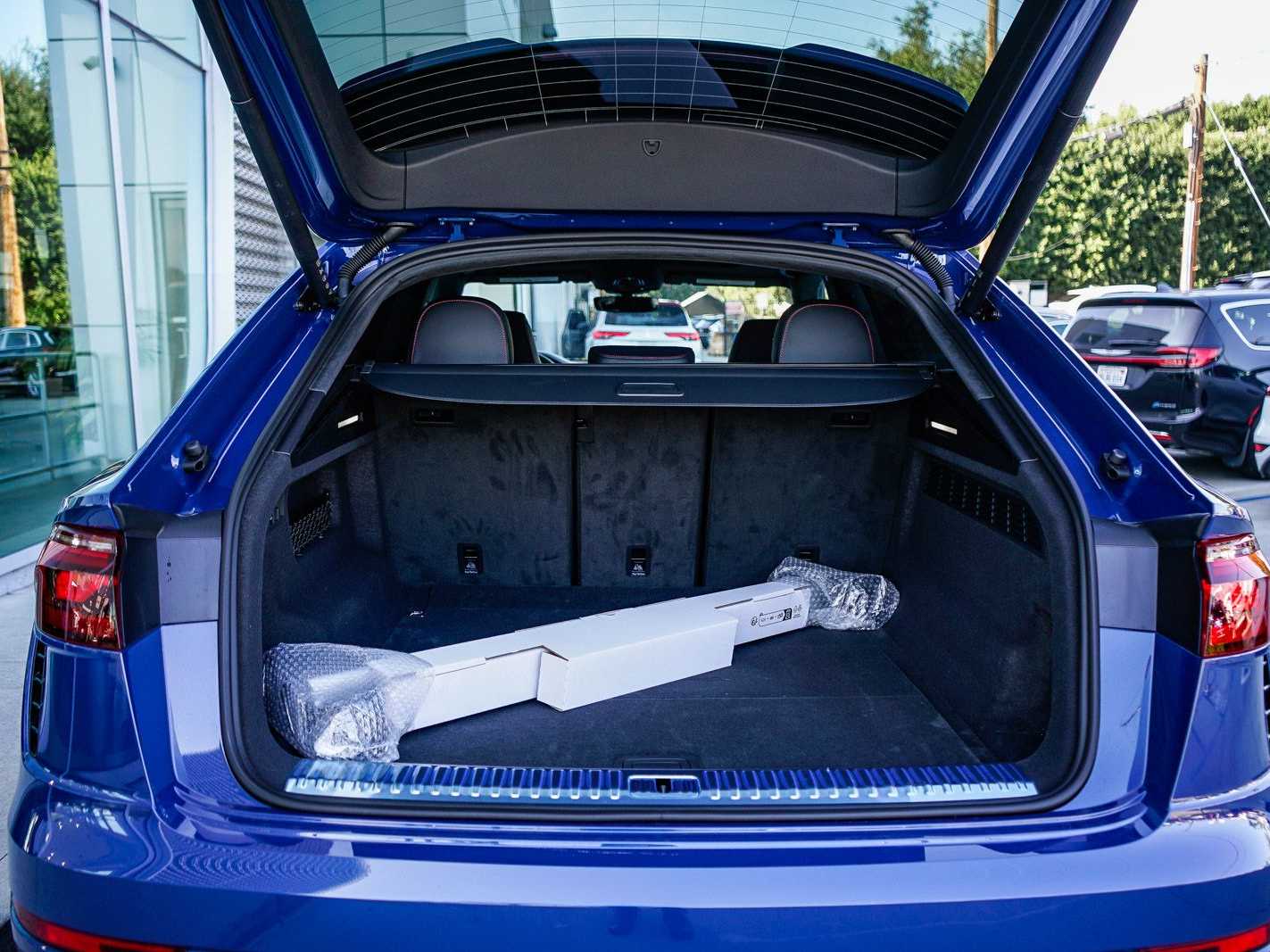 Thumbnail: 2025 Audi RS Q8 - 25