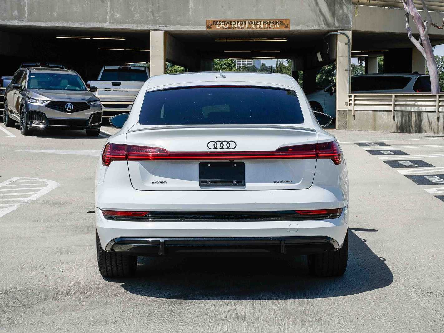 Thumbnail: 2023 Audi e-tron S - 3