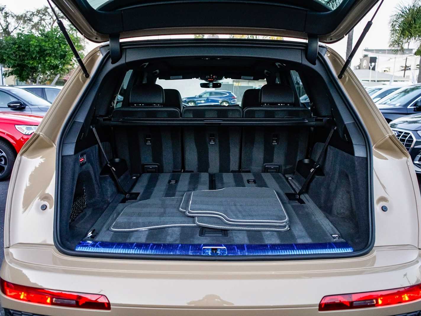 Thumbnail: 2025 Audi Q7 - 26