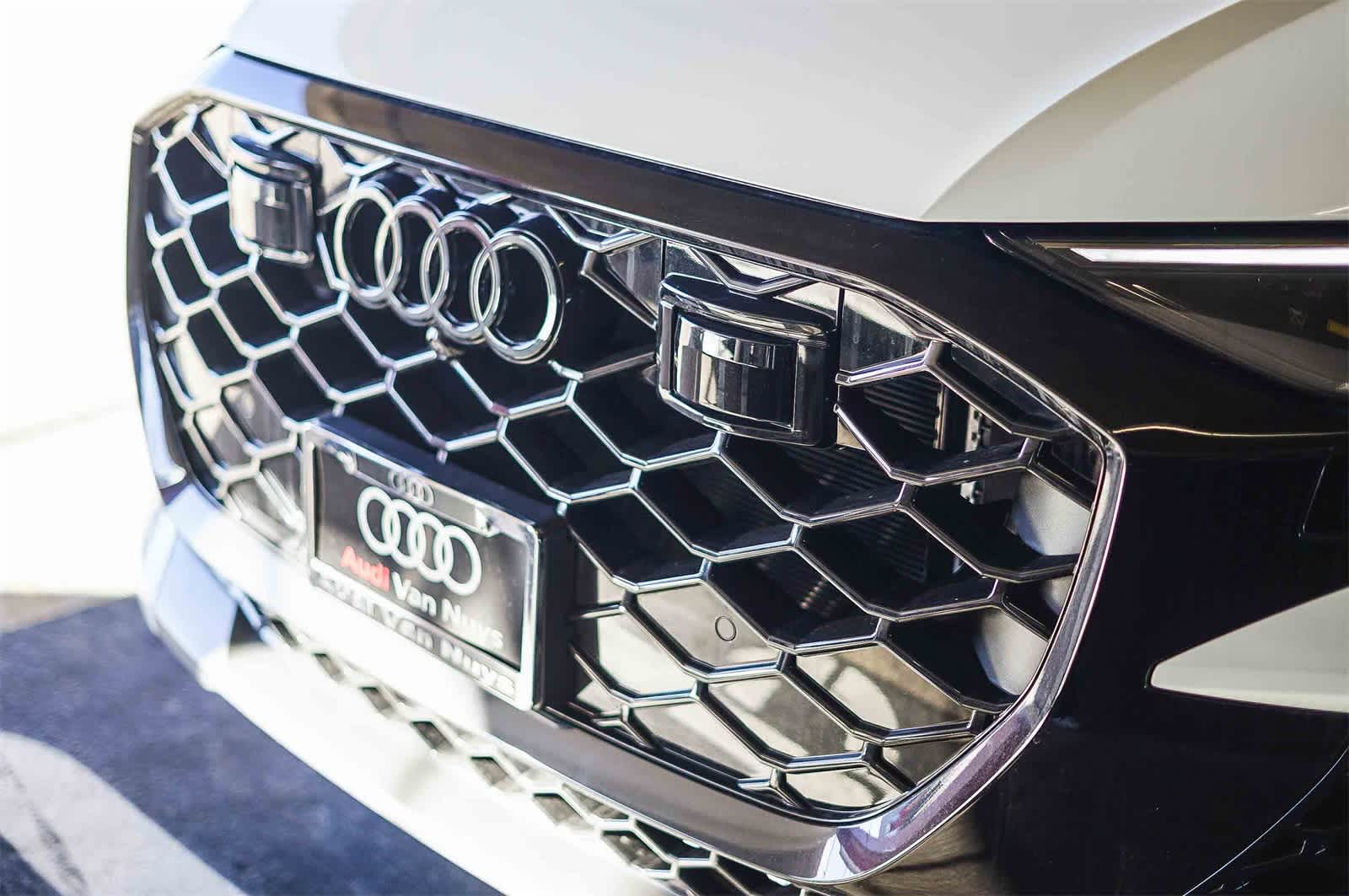 Thumbnail: 2025 Audi RS Q8 - 7