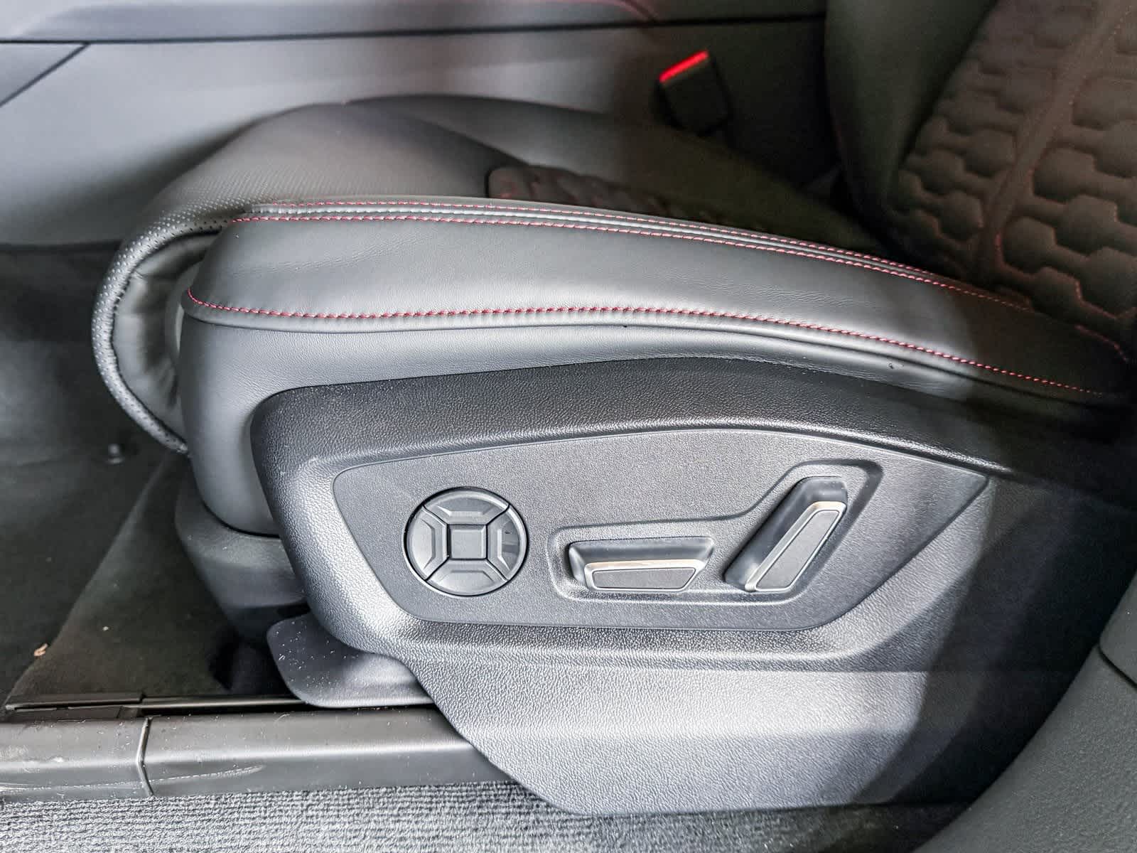 Thumbnail: 2026 Audi RS Q8 - 21