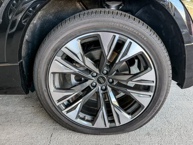 Thumbnail: 2026 Audi Q8 - 8