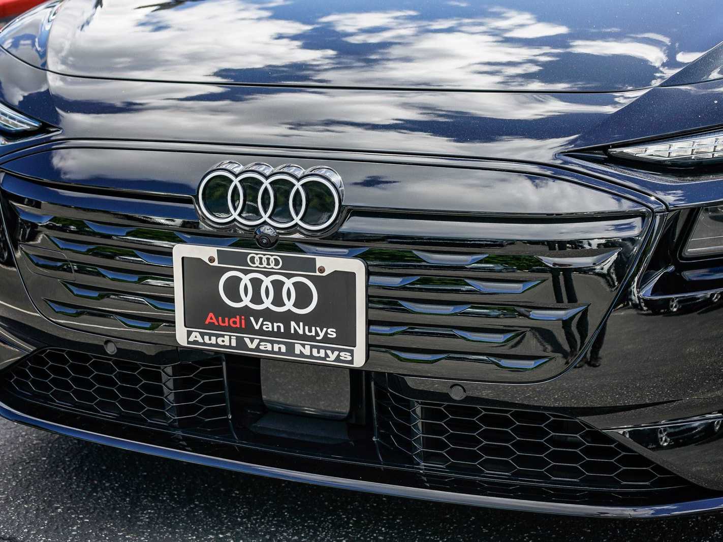 Thumbnail: 2025 Audi e-tron - 8