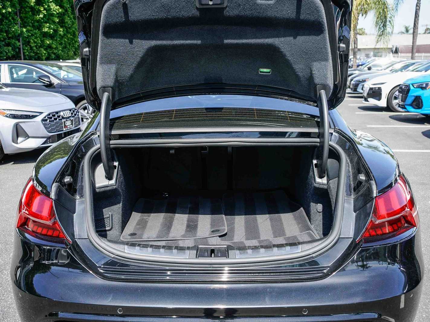 Thumbnail: 2022 Audi e-tron GT - 26