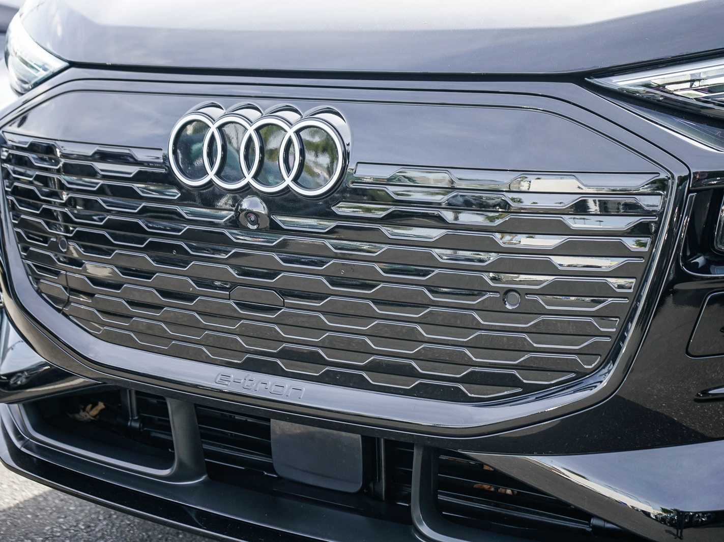 Thumbnail: 2025 Audi Q6 e-tron - 8