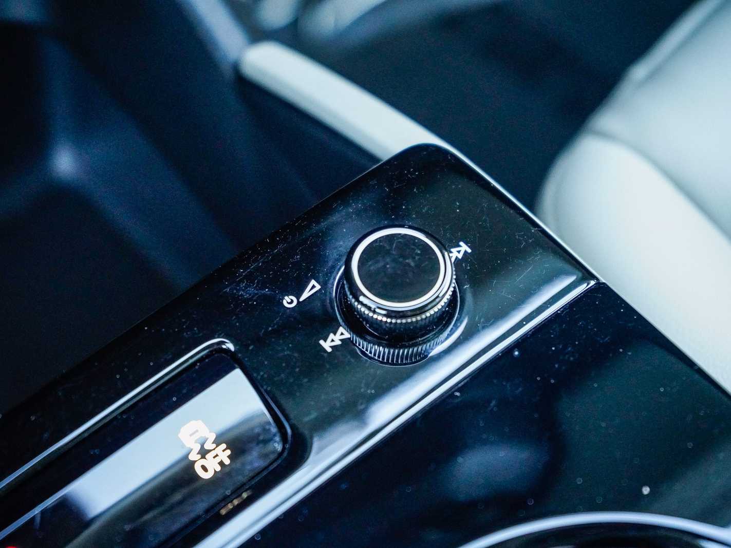 Thumbnail: 2025 Audi Q6 e-tron - 22