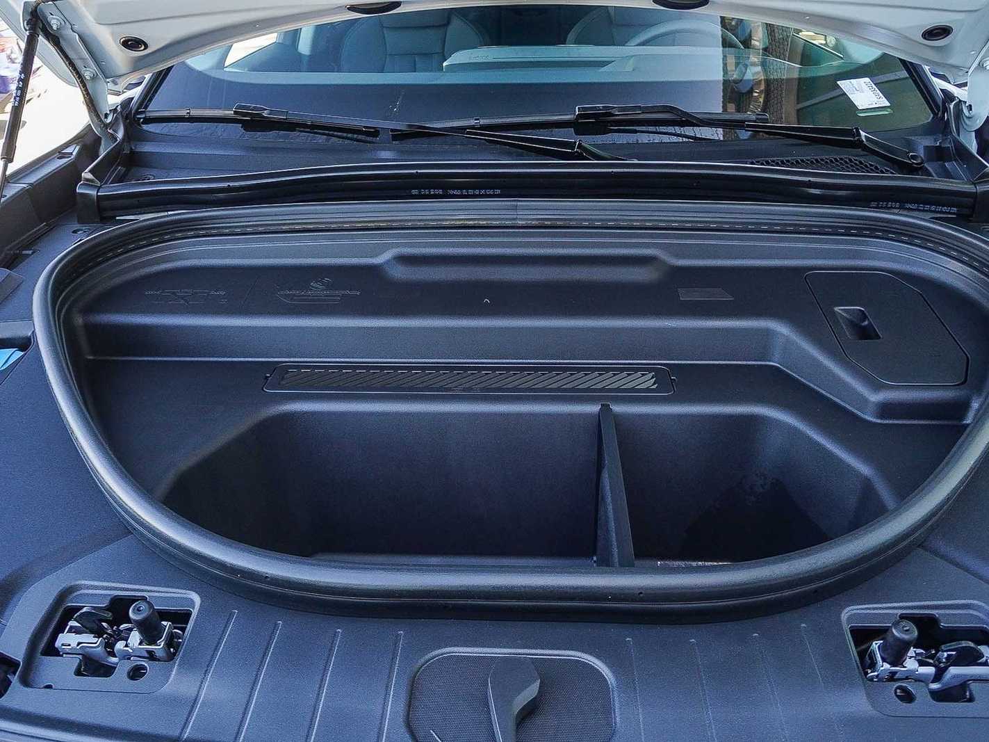 Thumbnail: 2025 Audi Q6 e-tron - 28