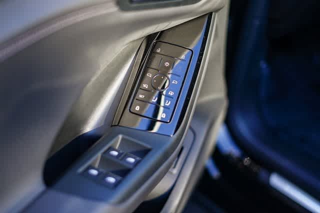 Thumbnail: 2025 Audi Q6 e-tron - 21