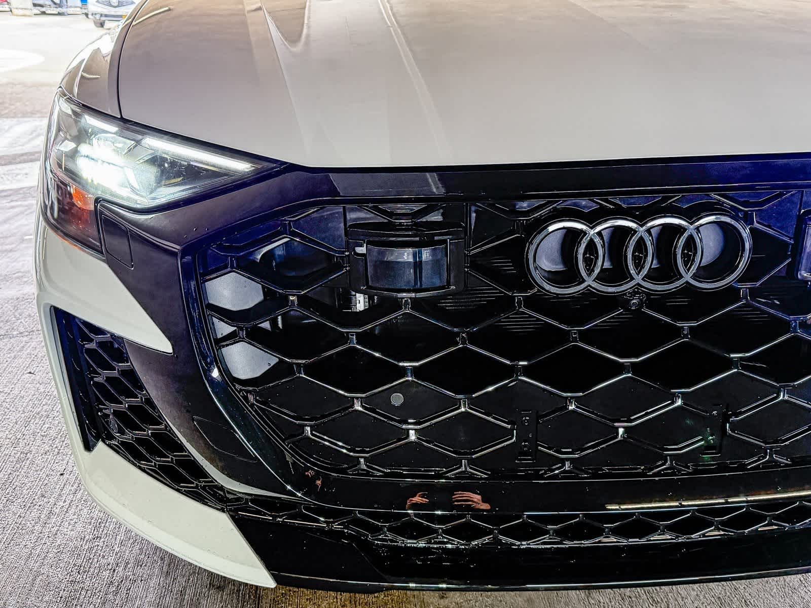 Thumbnail: 2026 Audi RS Q8 - 11