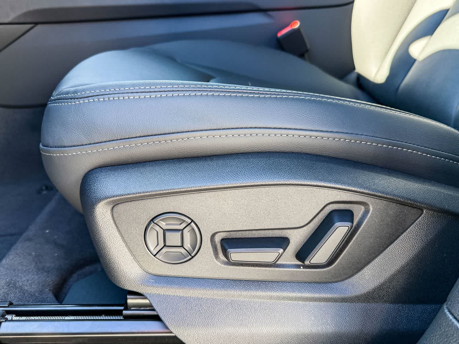 Thumbnail: 2026 Audi Q8 - 21