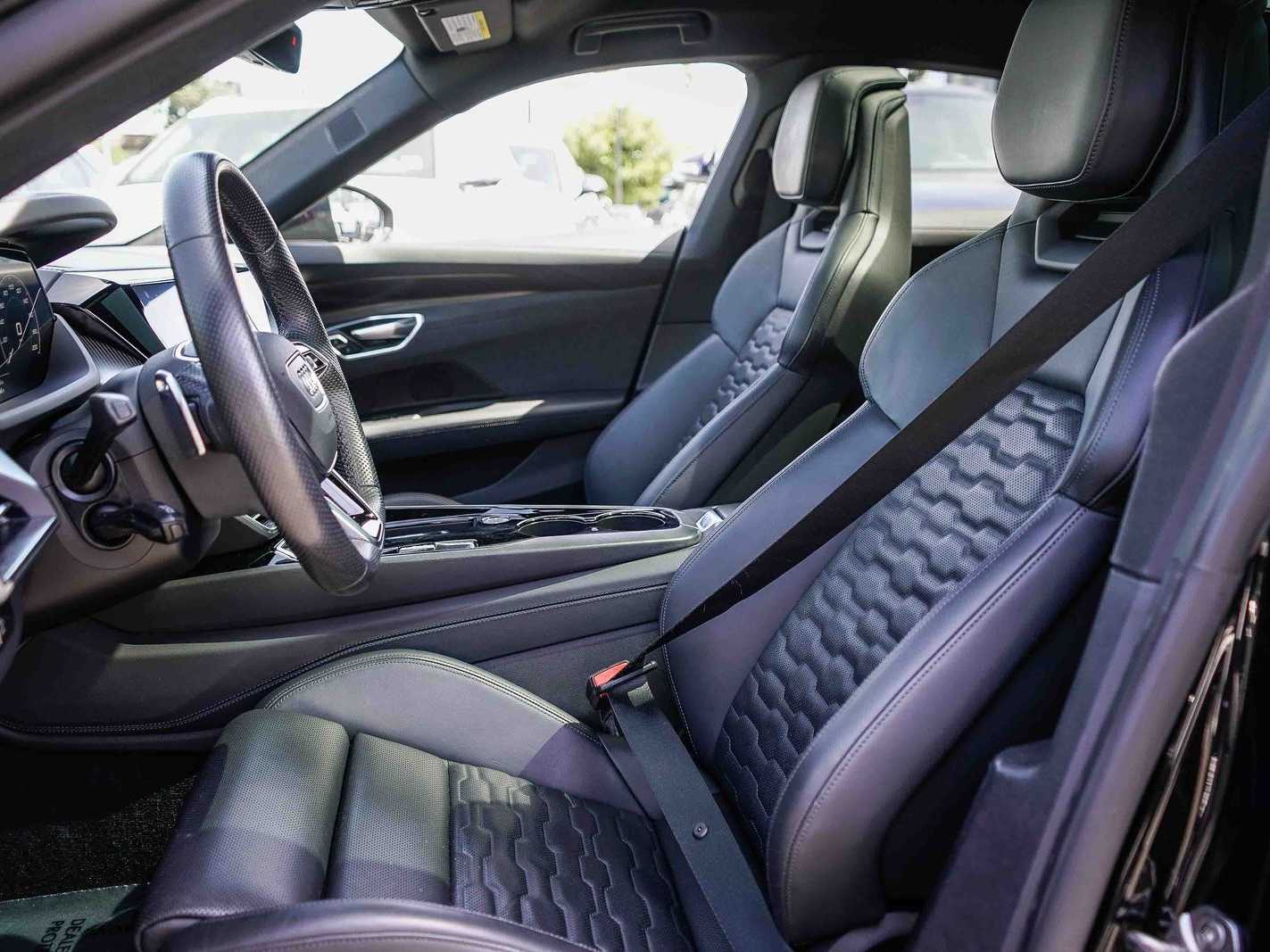 Thumbnail: 2022 Audi e-tron GT - 17