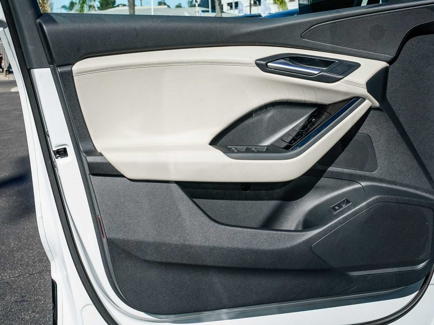 Thumbnail: 2025 Audi Q6 e-tron - 18