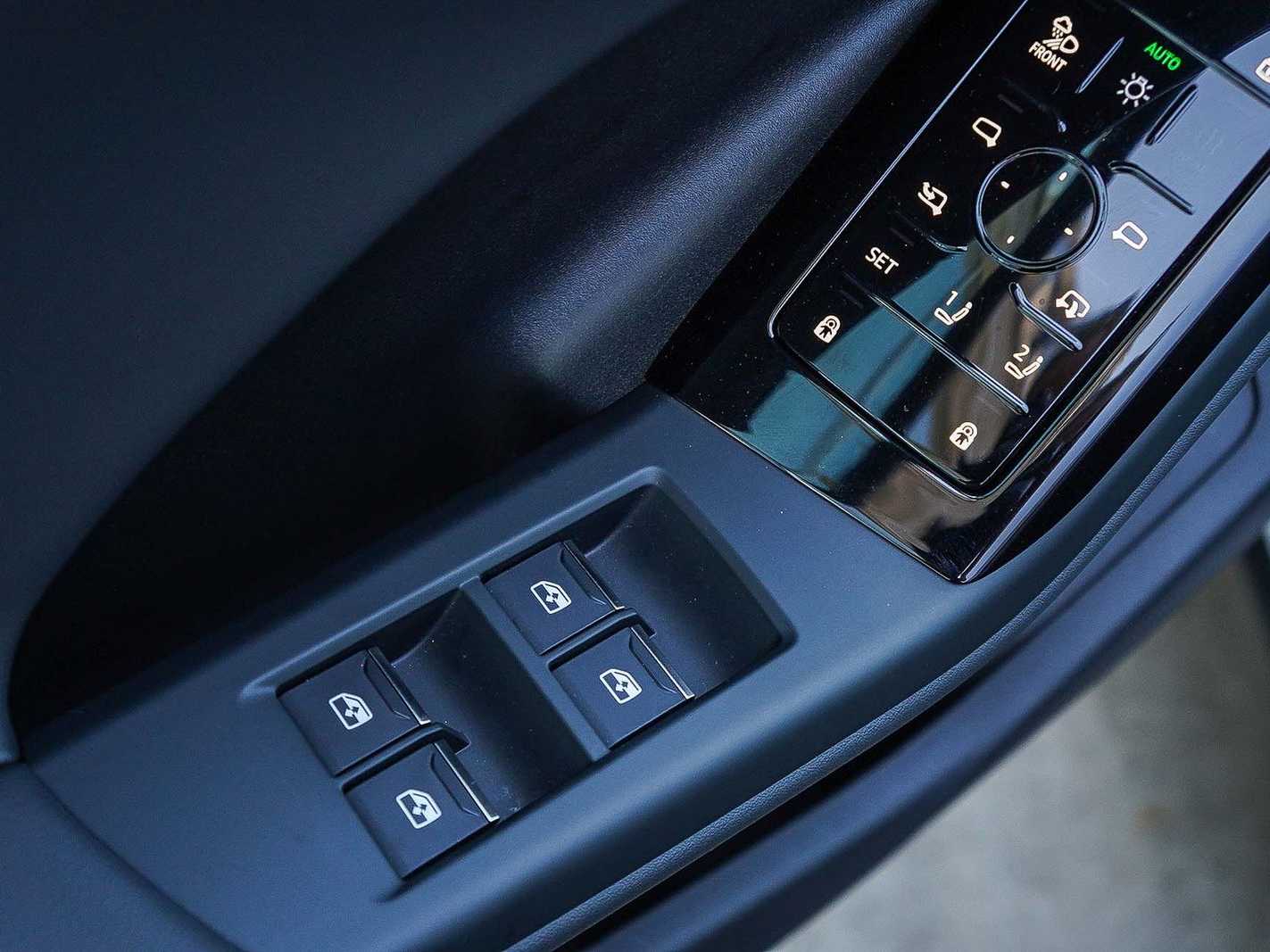 Thumbnail: 2025 Audi Q6 e-tron - 22