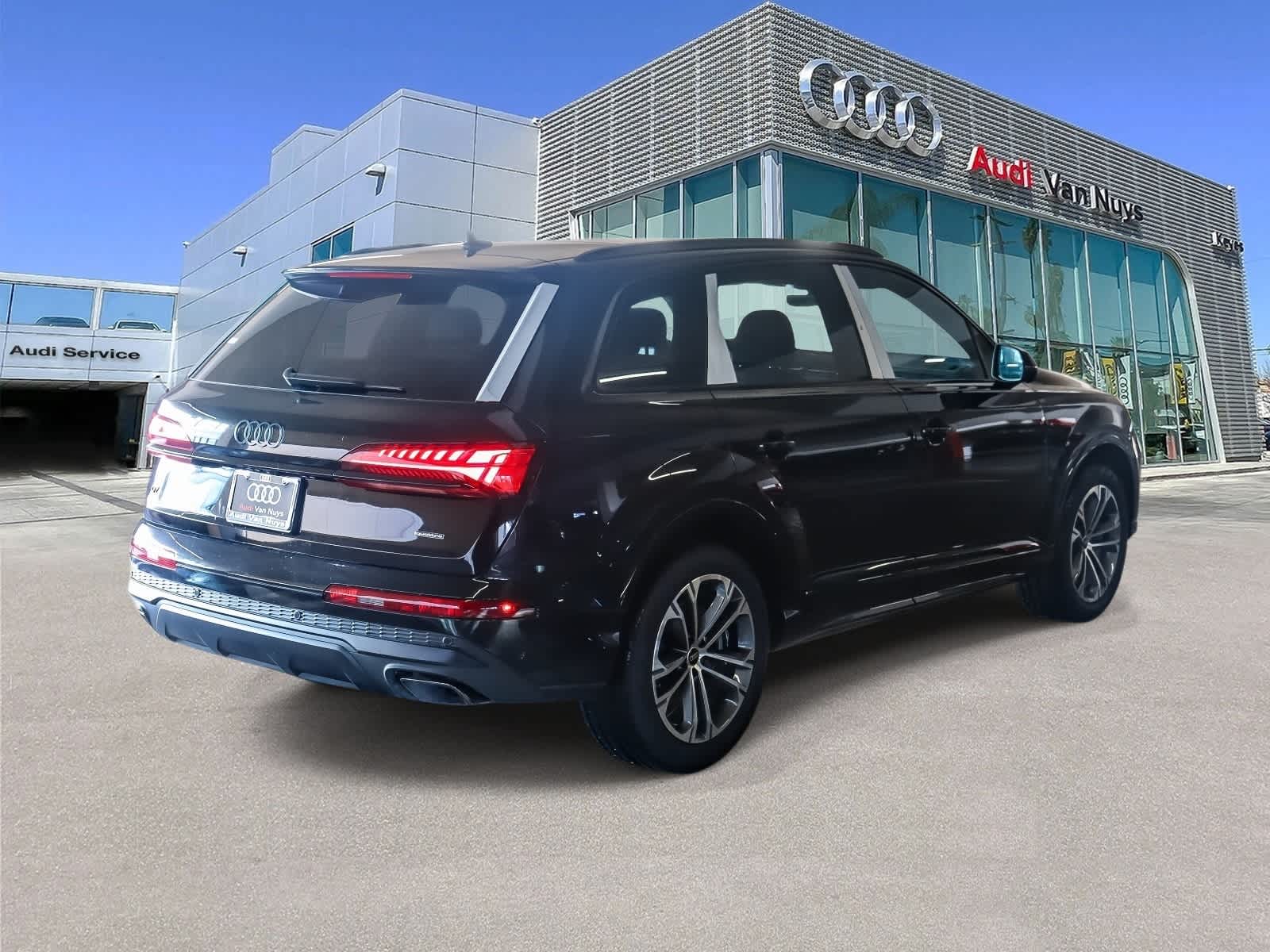 Thumbnail: 2026 Audi Q7 - 4