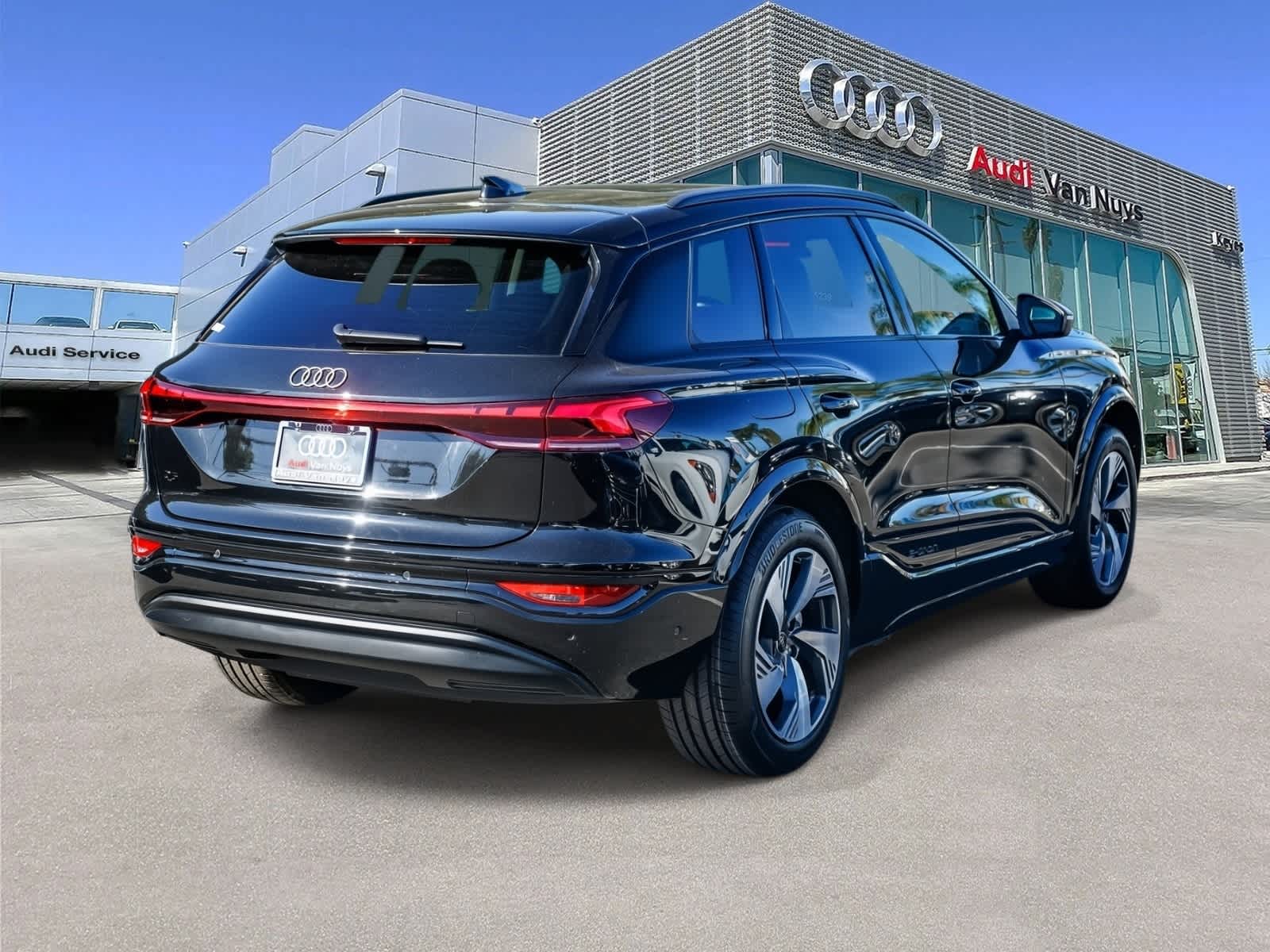 Thumbnail: 2025 Audi Q6 e-tron - 4