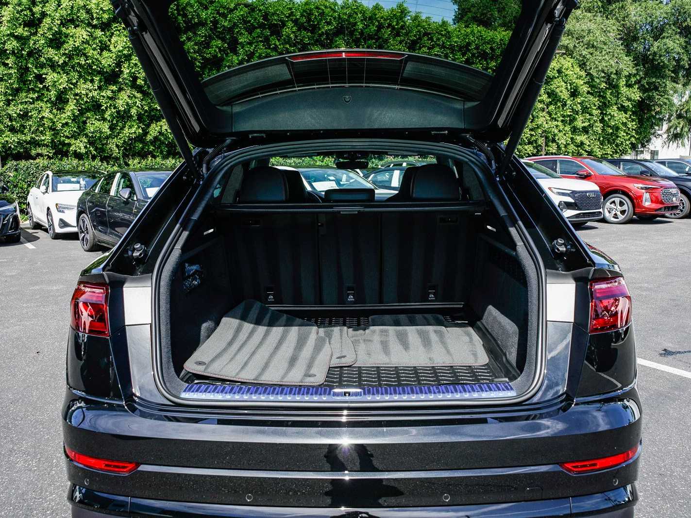 Thumbnail: 2026 Audi SQ8 - 26