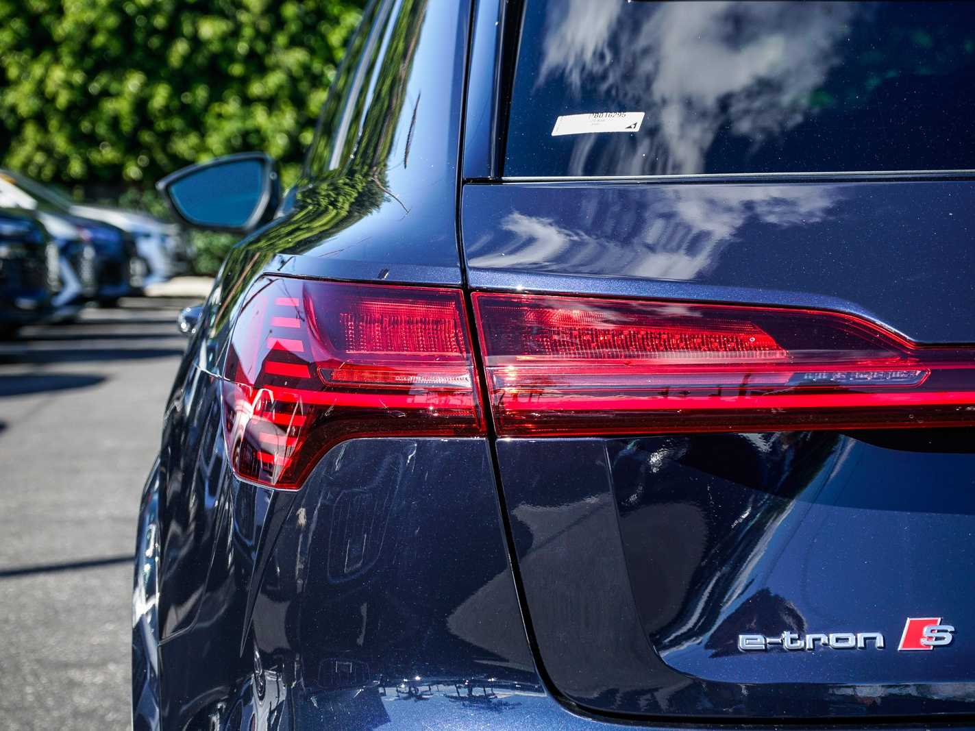 Thumbnail: 2023 Audi e-tron S - 9