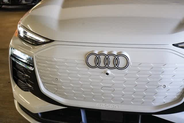 Thumbnail: 2025 Audi Q6 e-tron - 9