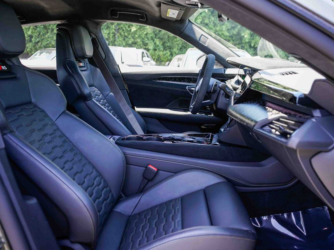 Thumbnail: 2025 Audi RS e-tron GT - 17