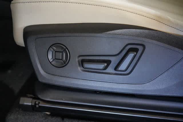 Thumbnail: 2025 Audi Q6 e-tron - 28