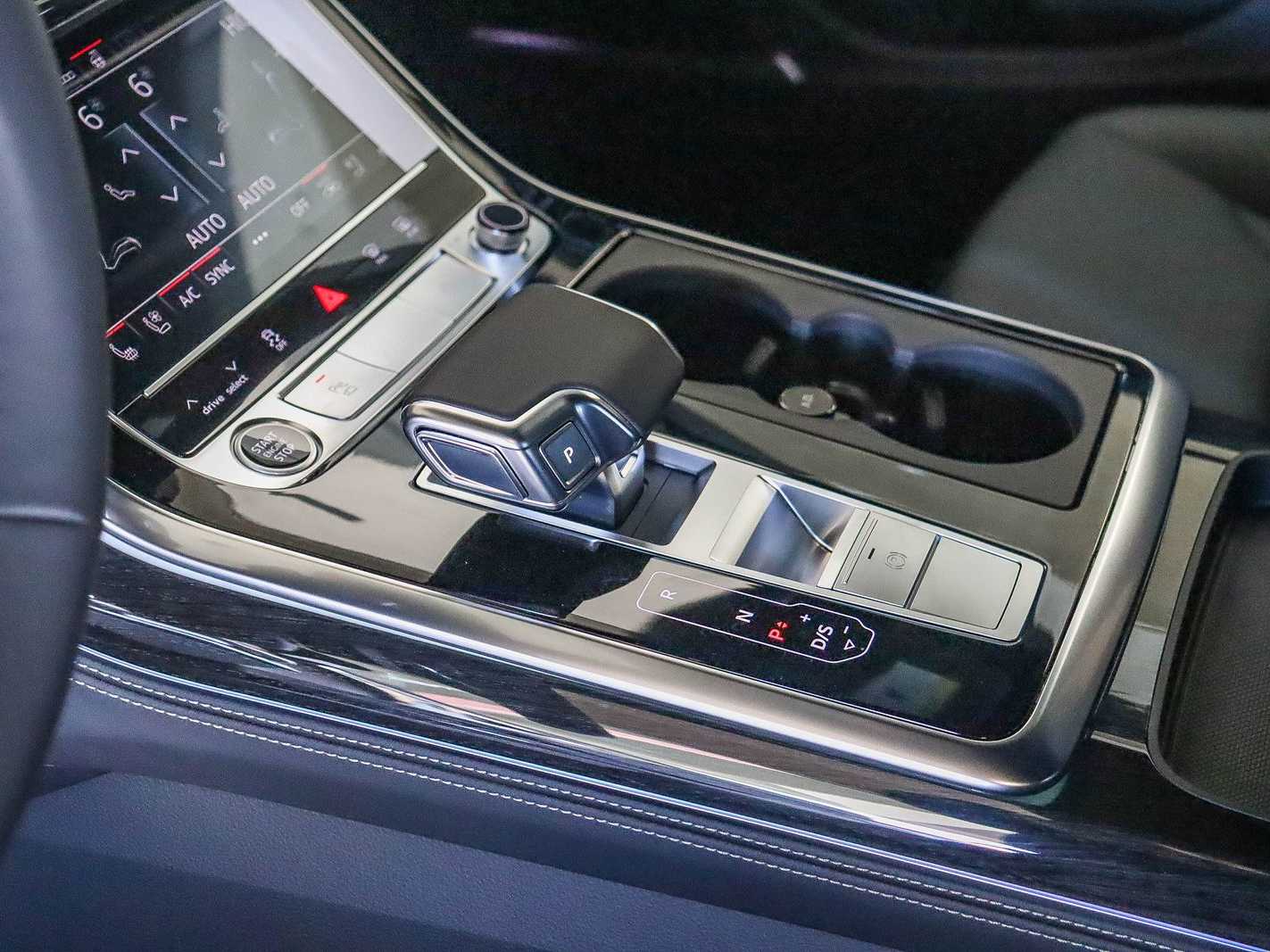 Thumbnail: 2026 Audi Q8 - 20