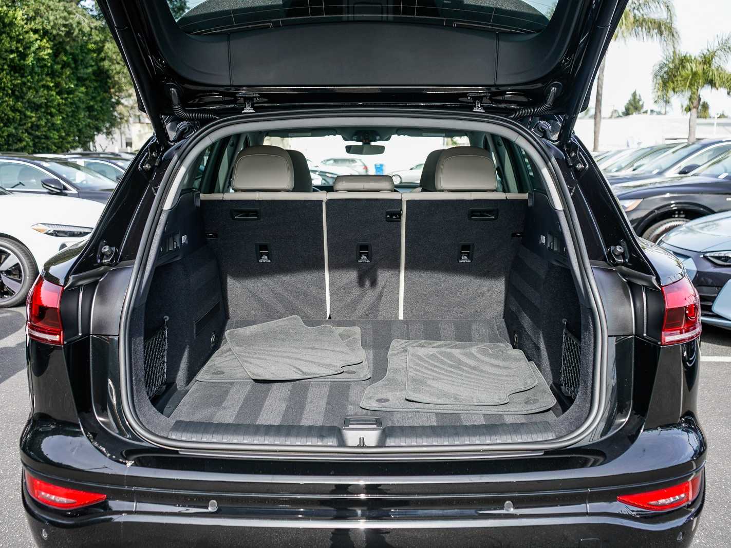 Thumbnail: 2025 Audi Q6 e-tron - 26