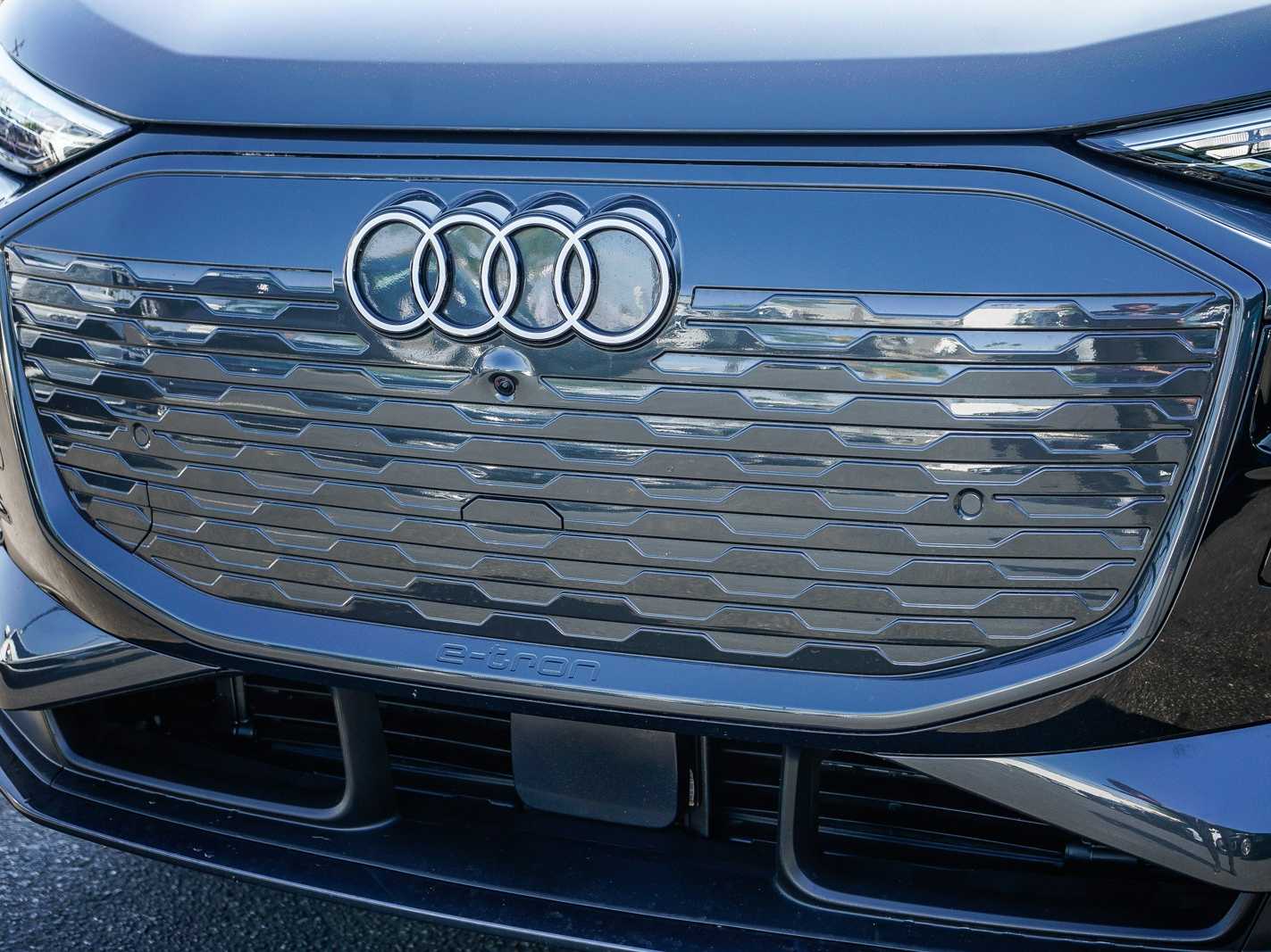 Thumbnail: 2025 Audi Q6 e-tron - 8