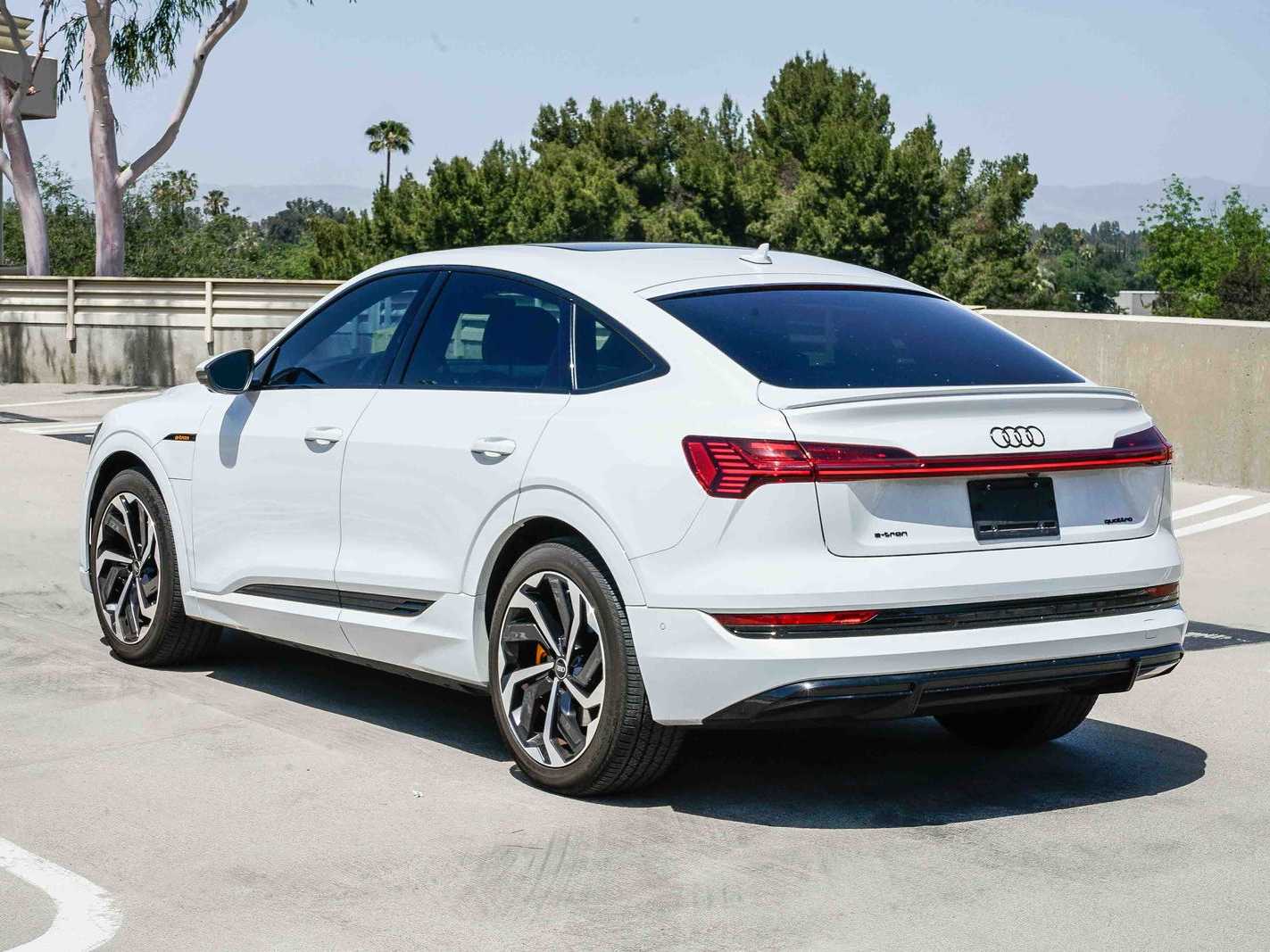 Thumbnail: 2023 Audi e-tron S - 2