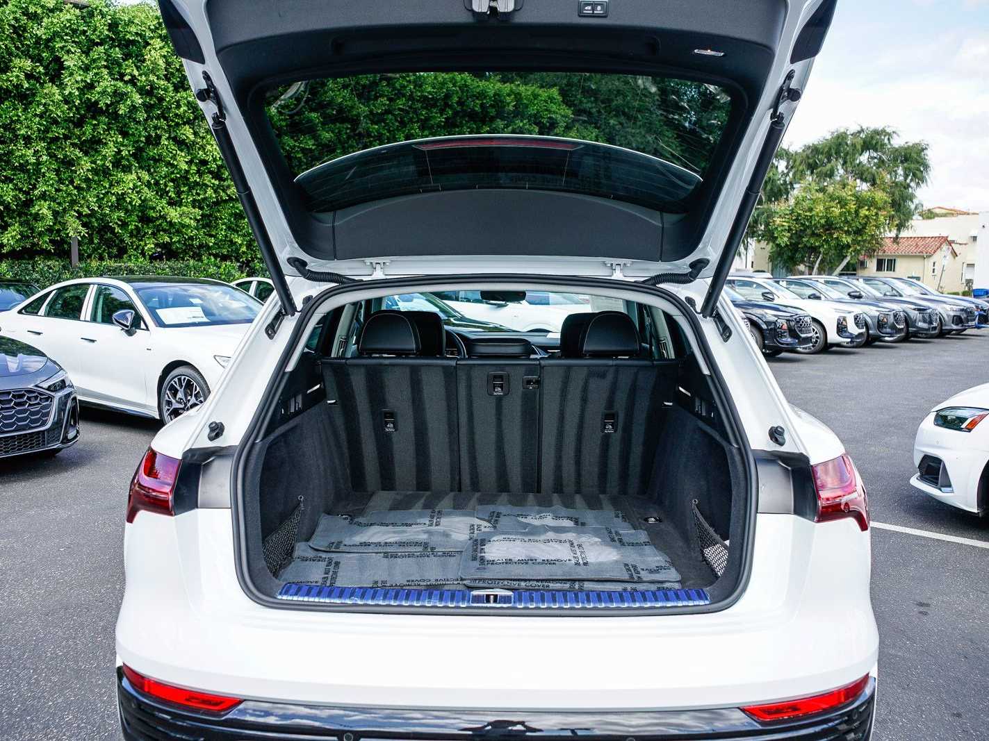 Thumbnail: 2024 Audi Q8 e-tron - 26