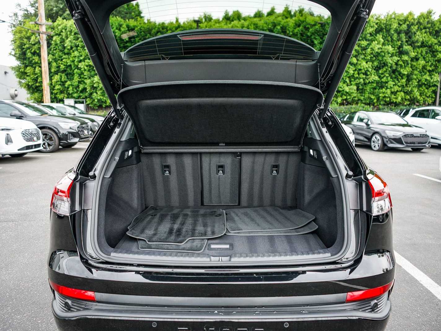 Thumbnail: 2023 Audi Q4 e-tron - 22
