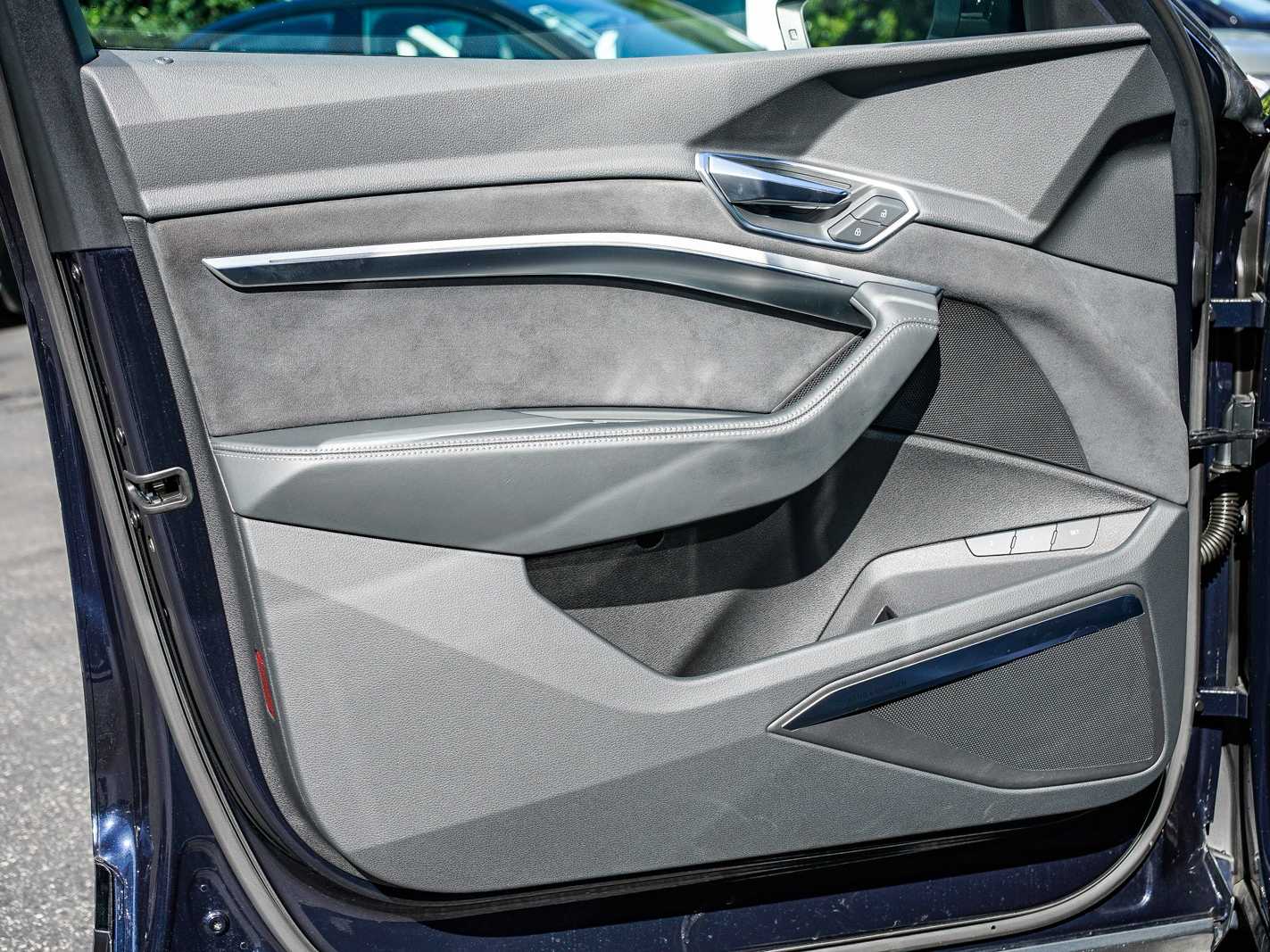 Thumbnail: 2023 Audi e-tron S - 19