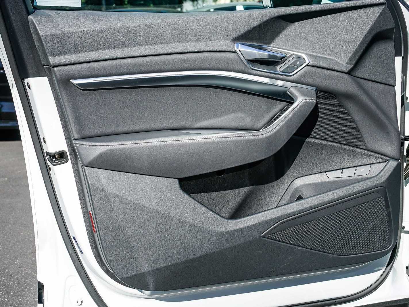 Thumbnail: 2023 Audi e-tron - 19