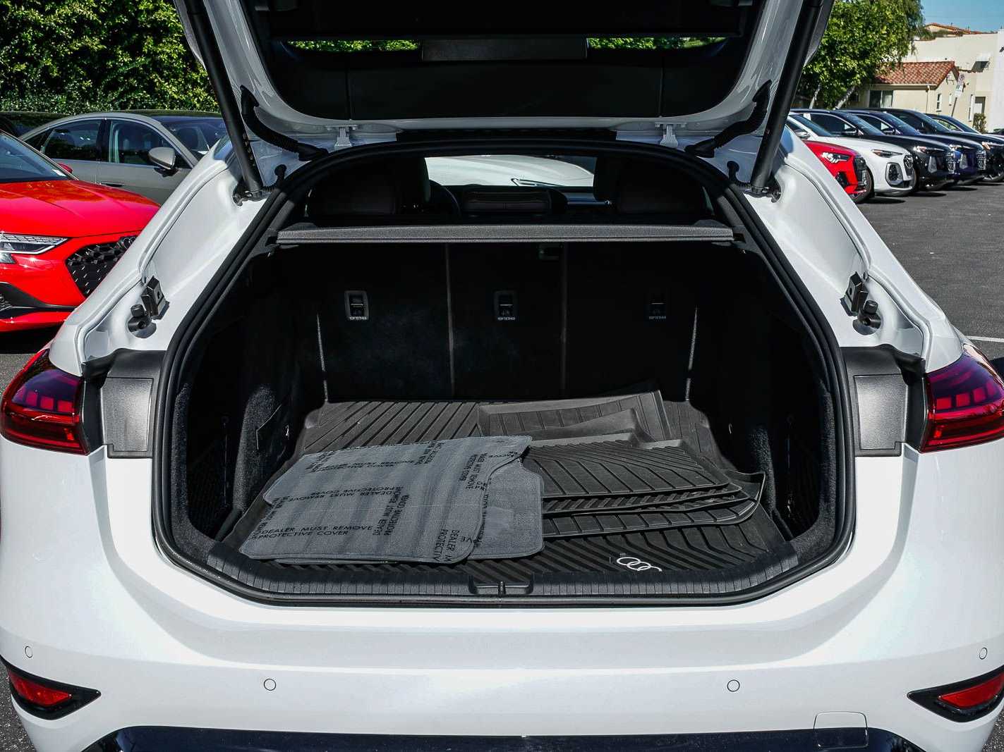 Thumbnail: 2025 Audi e-tron - 26