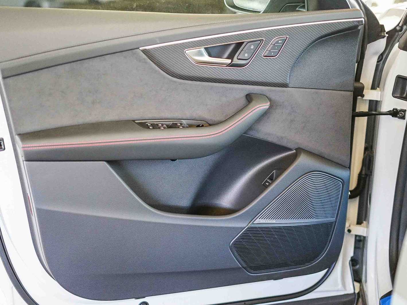 Thumbnail: 2025 Audi RS Q8 - 23