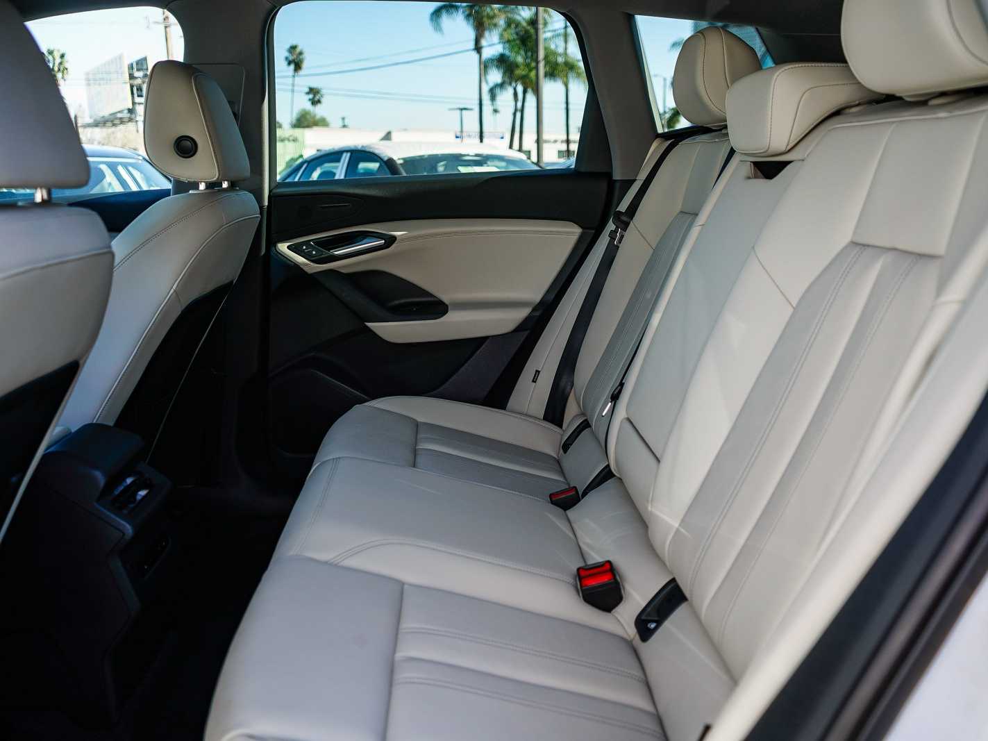 Thumbnail: 2025 Audi Q6 e-tron - 17