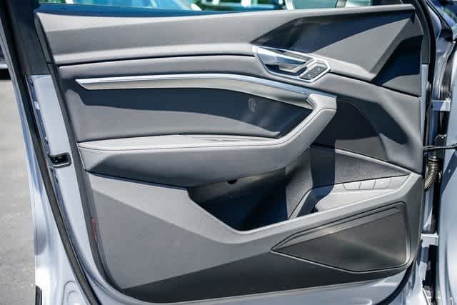 Thumbnail: 2022 Audi e-tron - 19