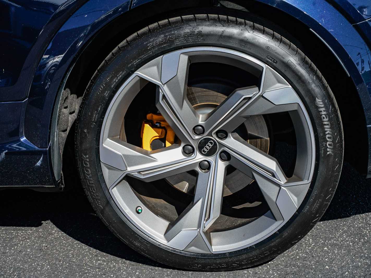 Thumbnail: 2023 Audi e-tron S - 10