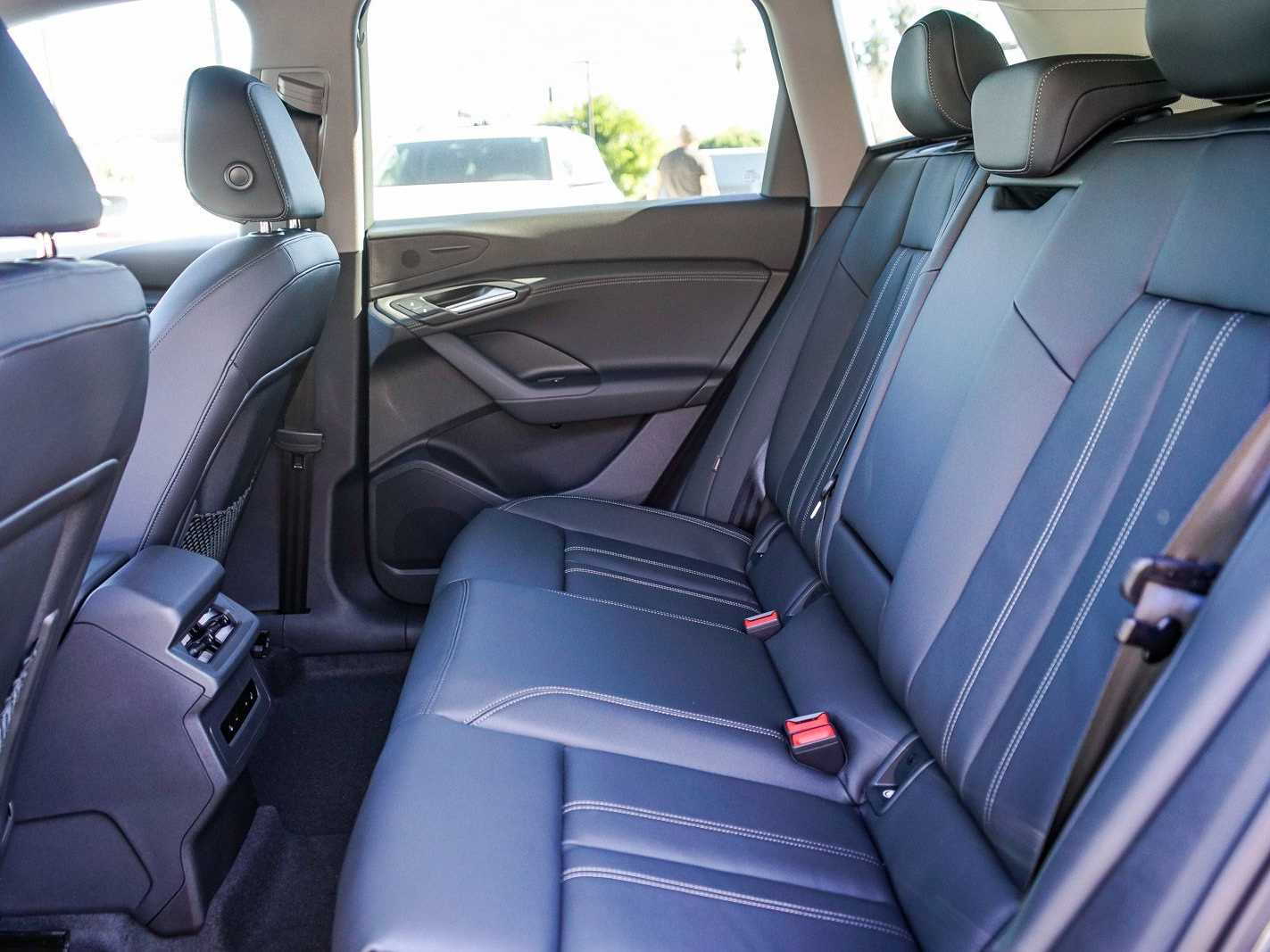 Thumbnail: 2025 Audi Q6 e-tron - 18