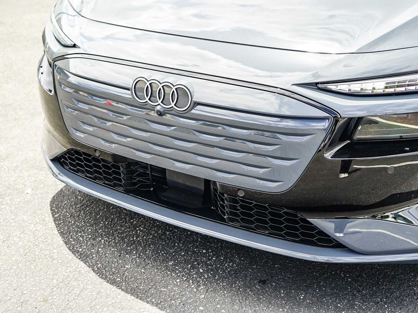 Thumbnail: 2025 Audi e-tron - 8
