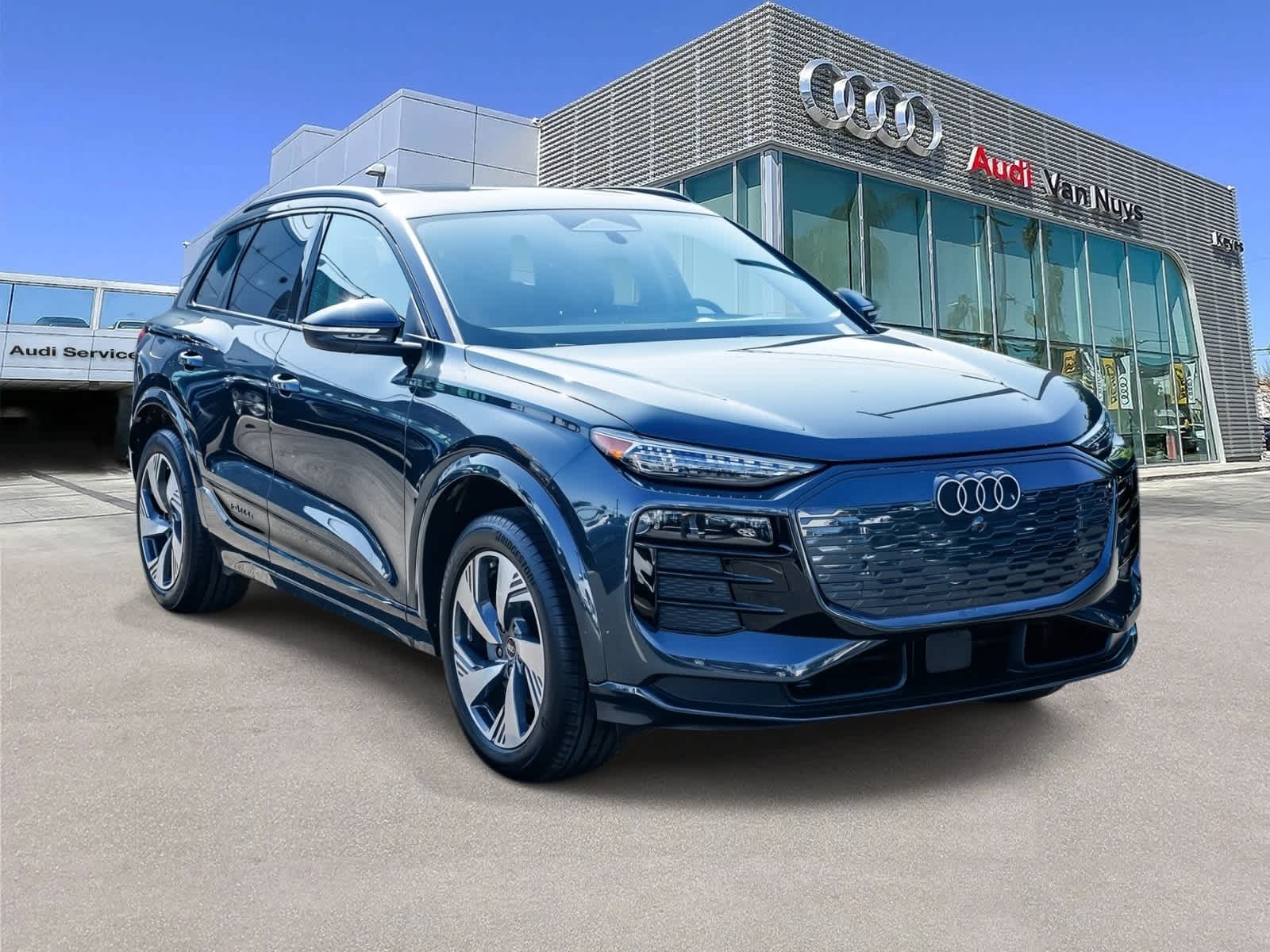 Thumbnail: 2025 Audi Q6 e-tron - 5