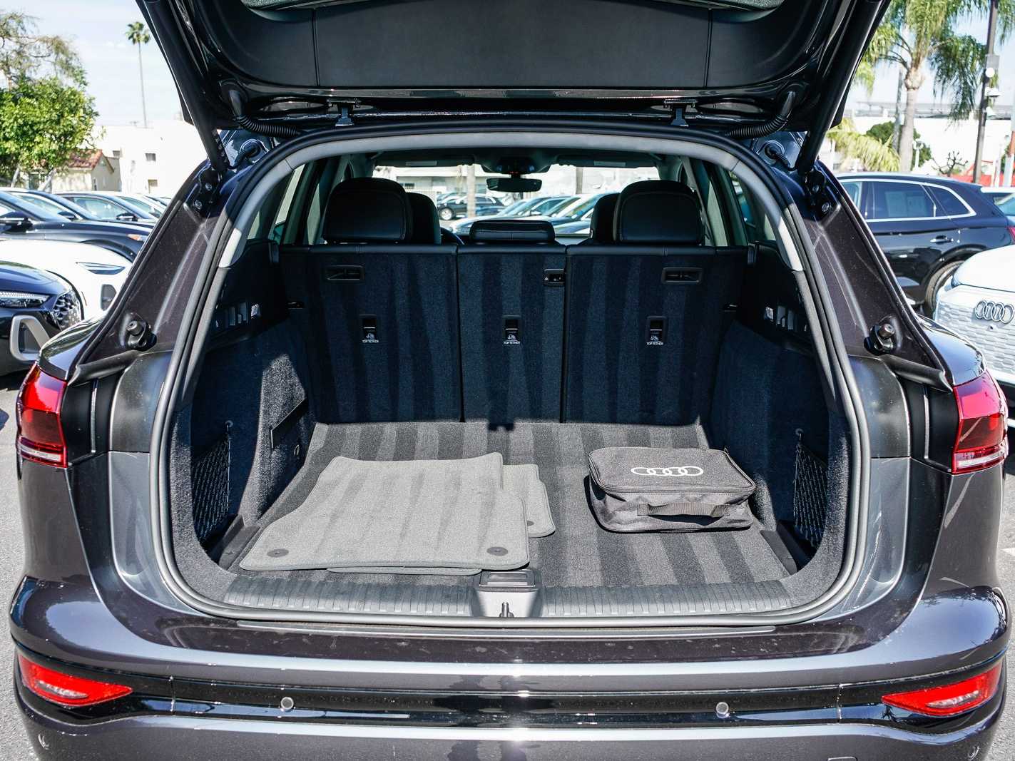 Thumbnail: 2025 Audi Q6 e-tron - 26