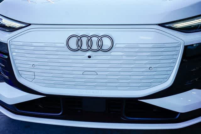 Thumbnail: 2025 Audi Q6 e-tron - 8