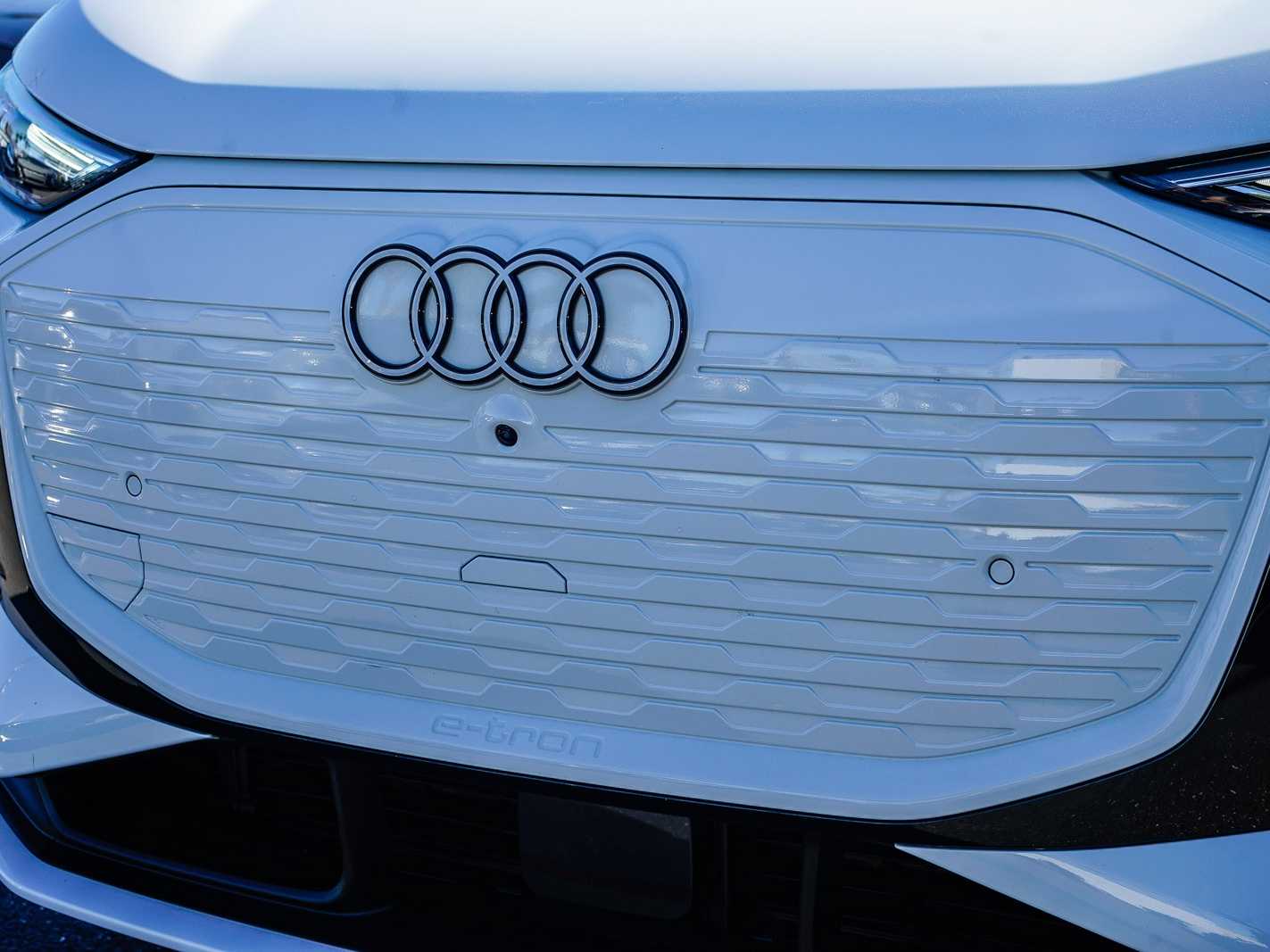 Thumbnail: 2025 Audi Q6 e-tron - 8