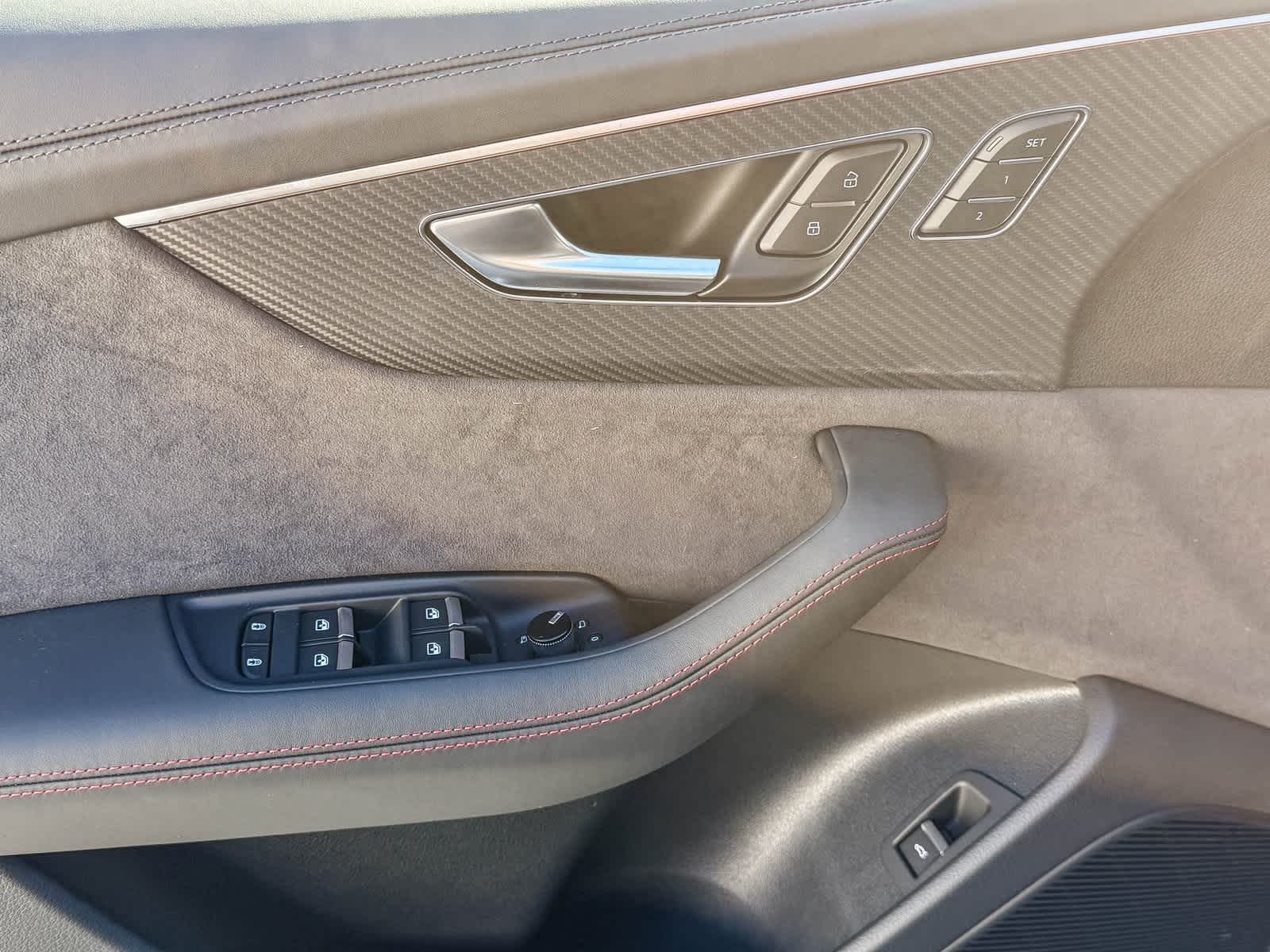 Thumbnail: 2025 Audi RS Q8 - 22