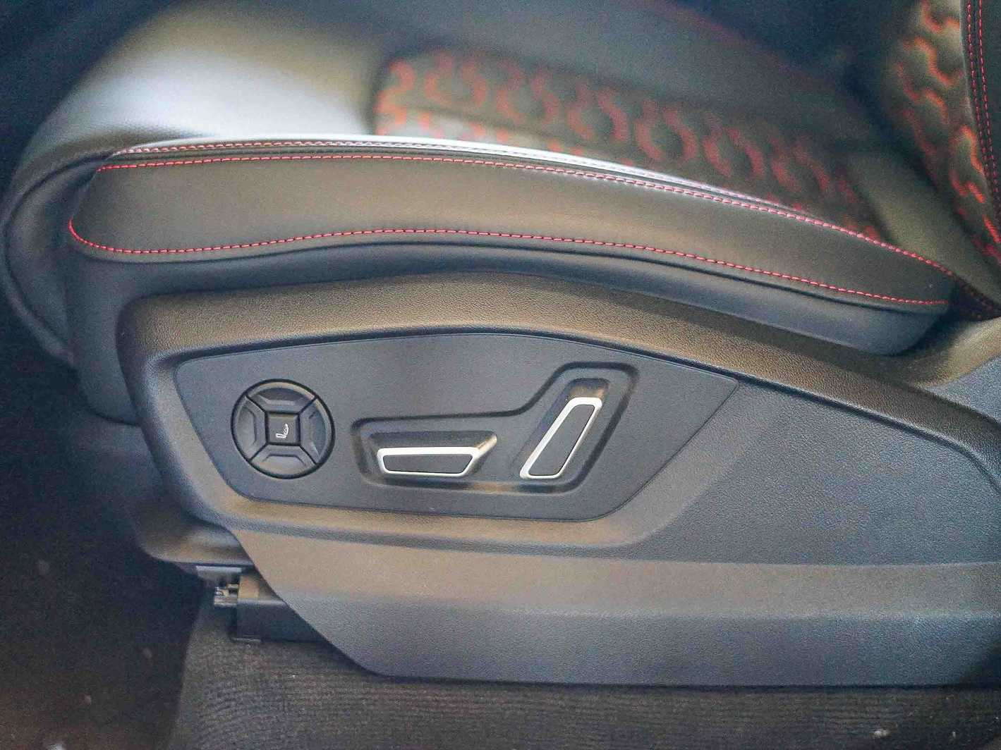 Thumbnail: 2025 Audi RS Q8 - 22